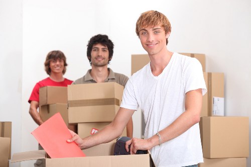 Sustainable moving team with separated waste streams and recycled packaging